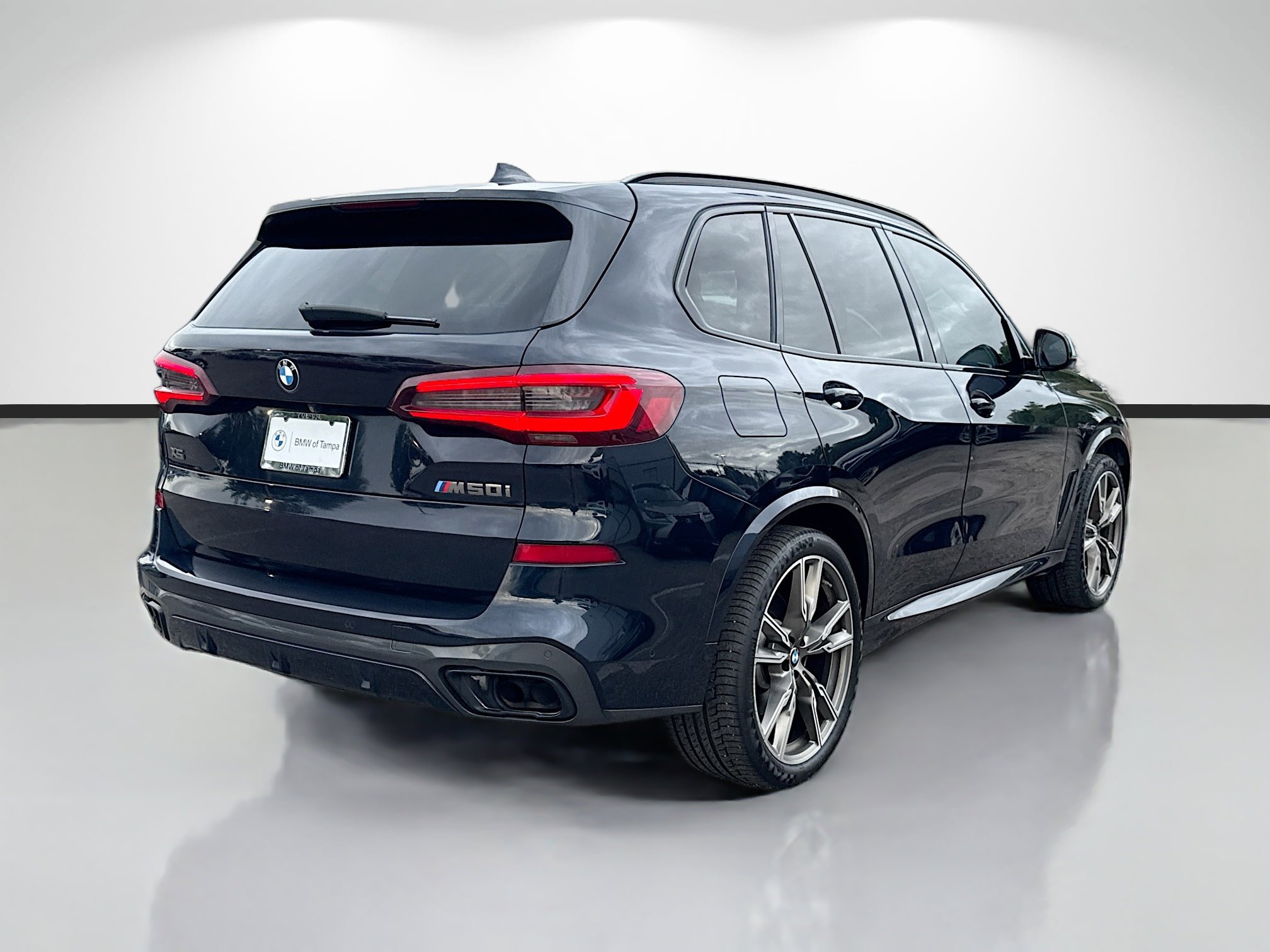 Used 2021 BMW X5 M50i w/ Executive Package image 3