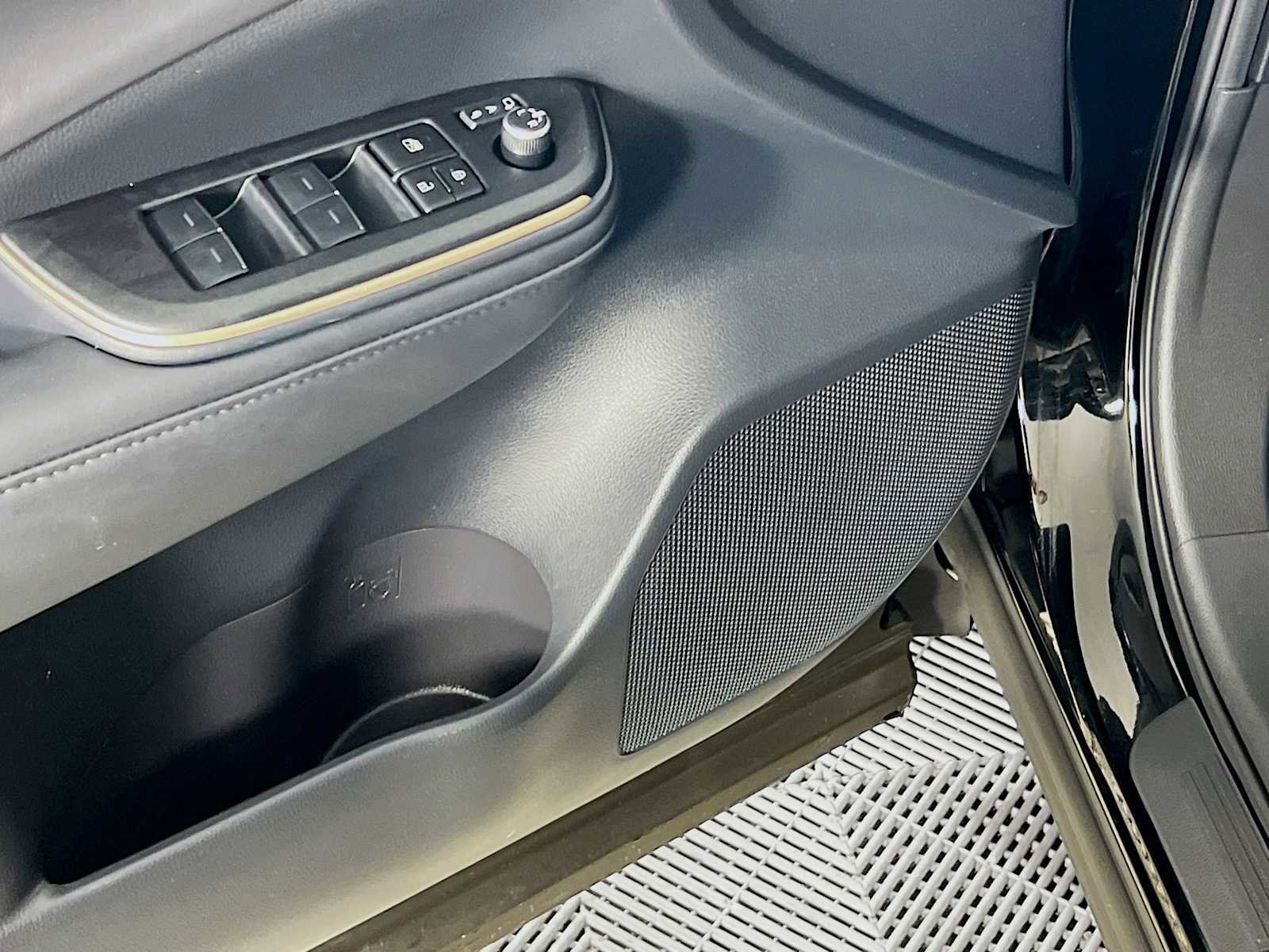 Used 2023 Toyota Crown Limited image 19