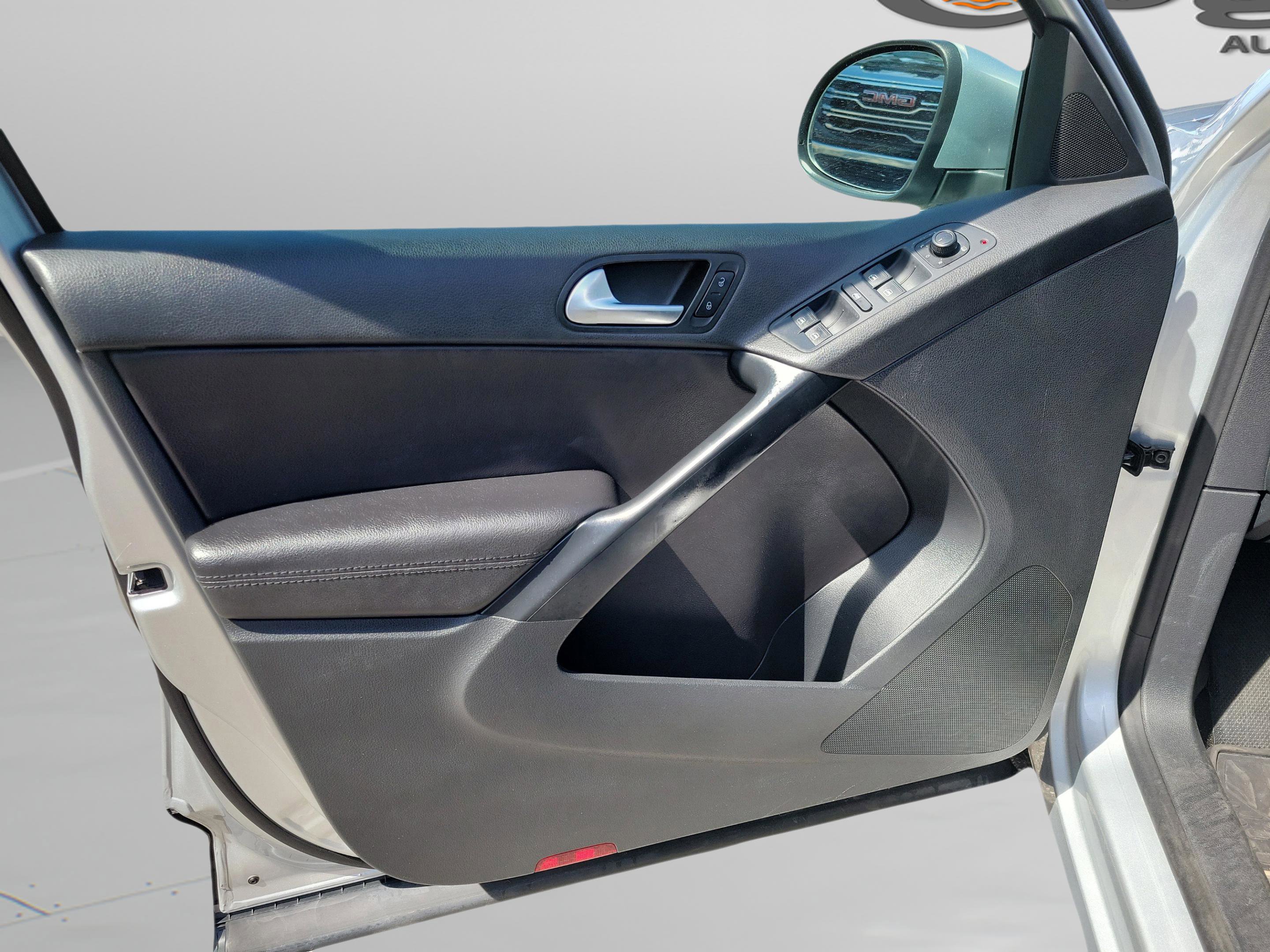 Used 2017 Volkswagen Tiguan S image 30