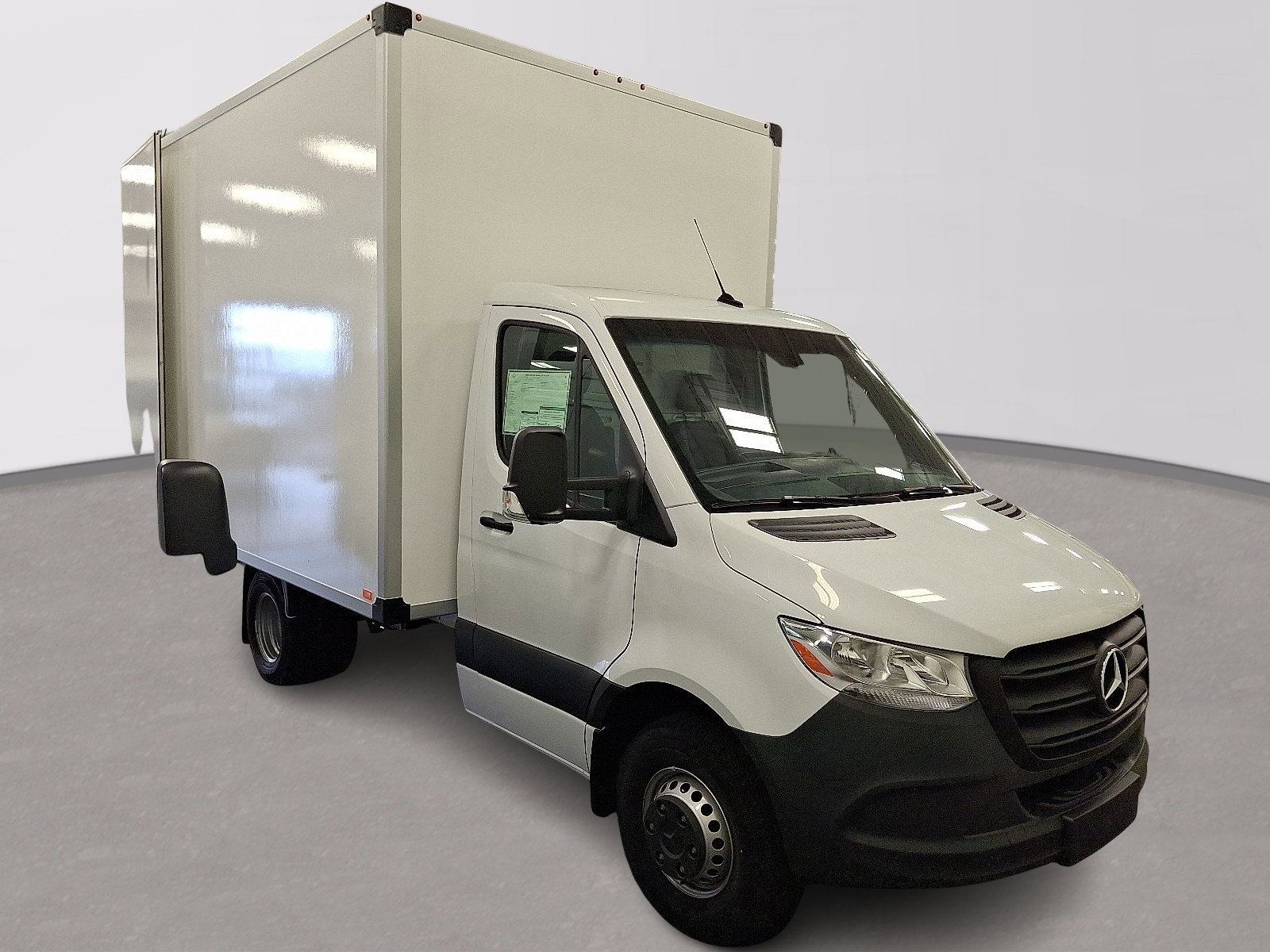 Used 2024 Mercedes-Benz Sprinter 4500 image 2