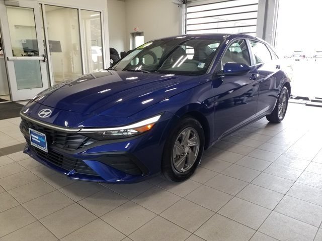 Certified 2025 Hyundai Elantra SE FWD image 2