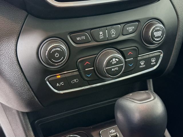 Used 2019 Jeep Cherokee Limited image 16