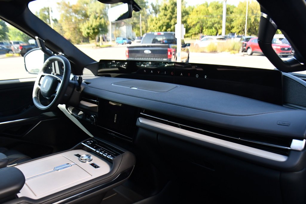 New 2025 Lincoln Navigator Reserve w/ Jet Appearance Package image 15
