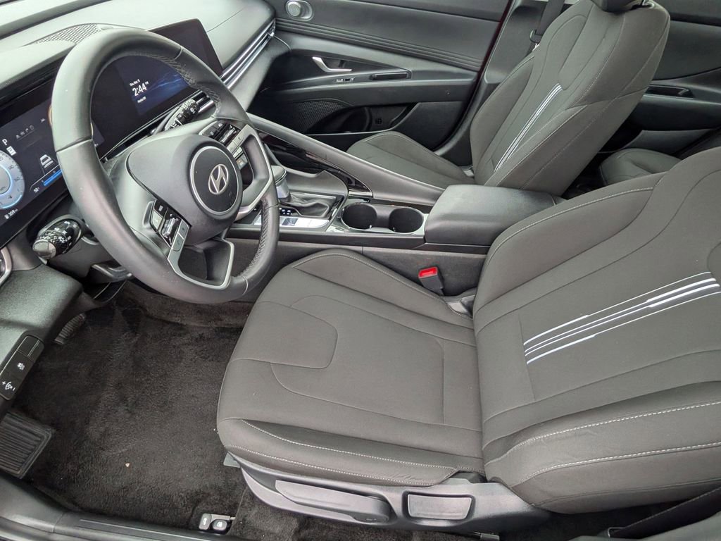 Used 2025 Hyundai Elantra SEL FWD image 11