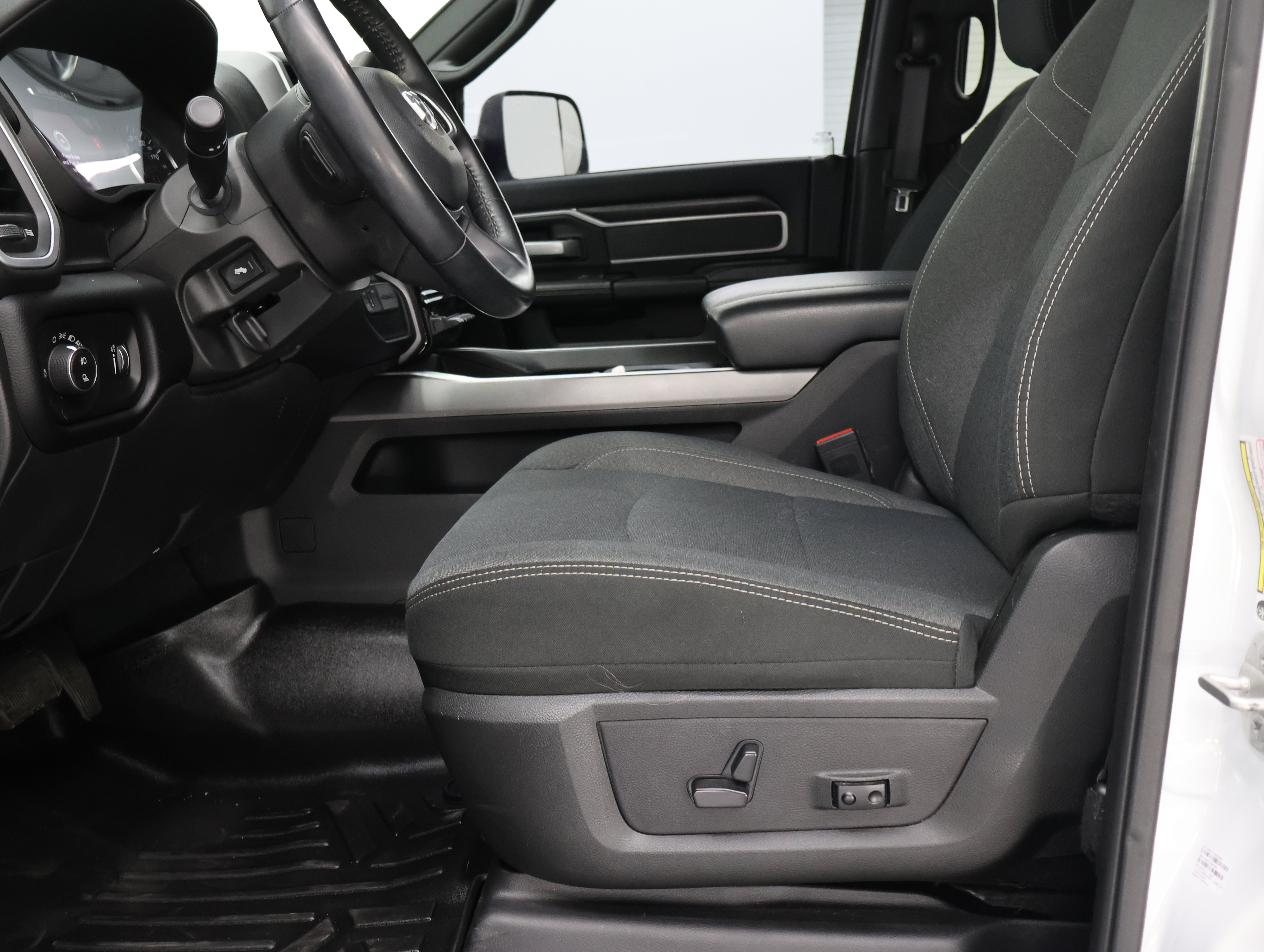 Used 2022 RAM 2500 Big Horn w/ Night Edition AWD/4WD image 8