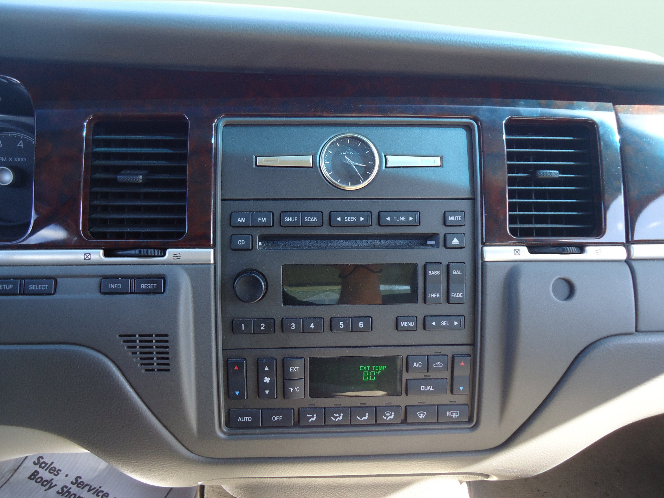 Used 2006 Lincoln Town Car Signature RWD image 15