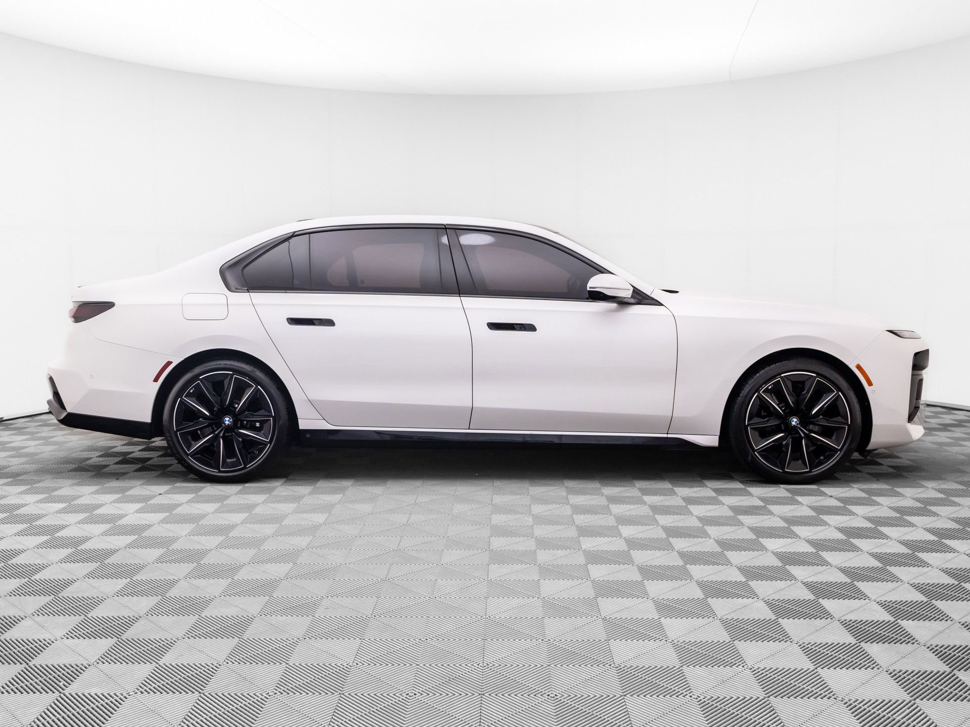 Certified 2023 BMW 760i xDrive w/ Executive Package AWD/4WD image 6
