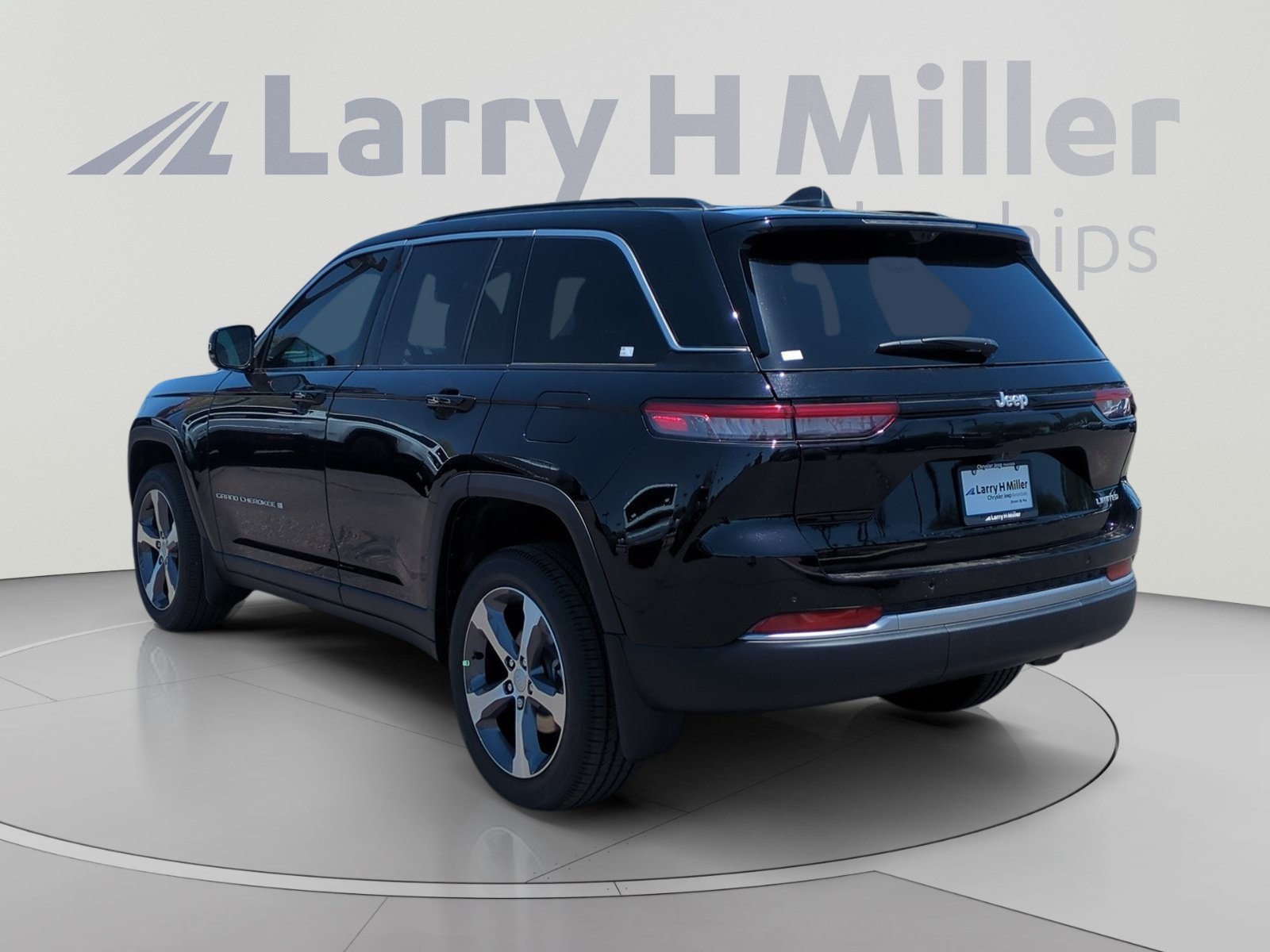 New 2026 Jeep Grand Cherokee Limited w/ Luxury Tech Group II RWD image 3