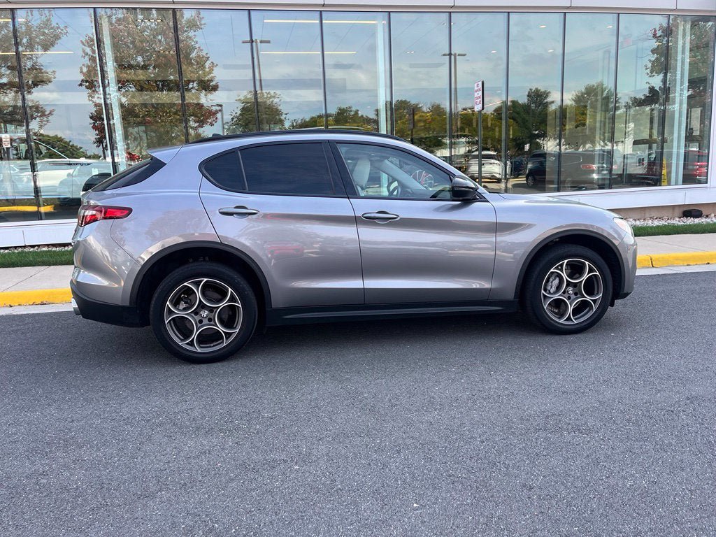 Used 2021 Alfa Romeo Stelvio Sprint w/ Nero Edizione AWD/4WD image 9