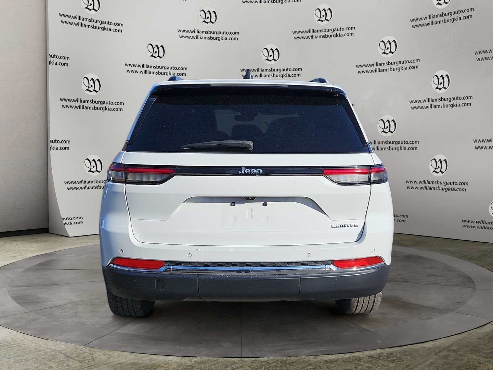 Used 2023 Jeep Grand Cherokee Limited RWD image 4