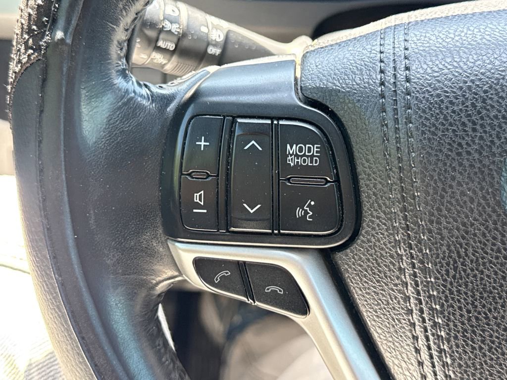 Used 2018 Toyota Highlander Plus AWD/4WD image 29