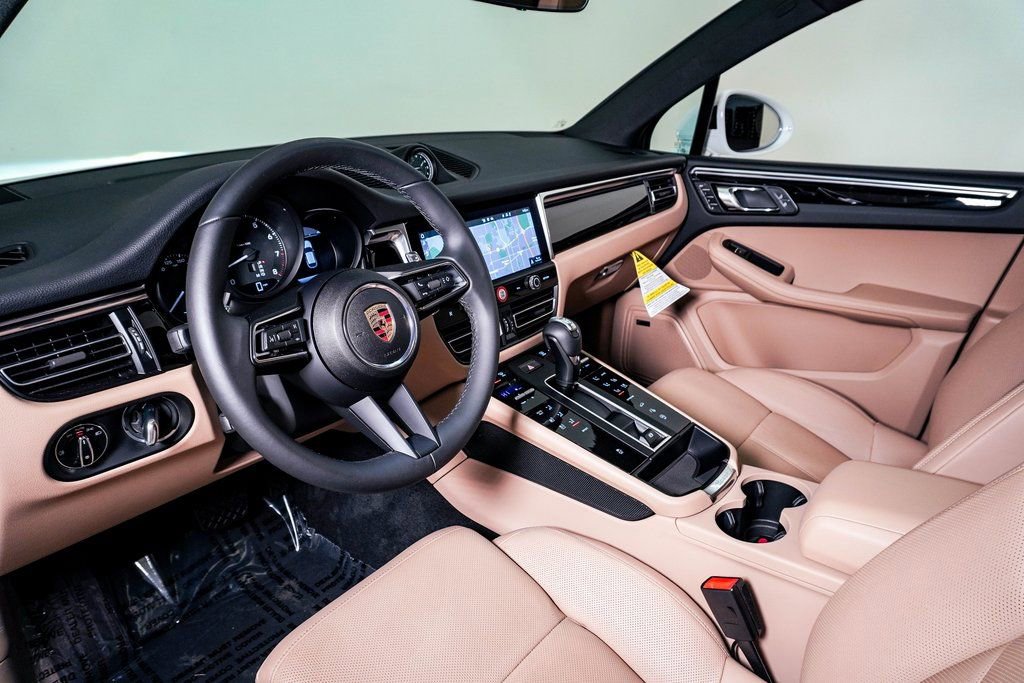 Certified 2025 Porsche Macan AWD/4WD image 4