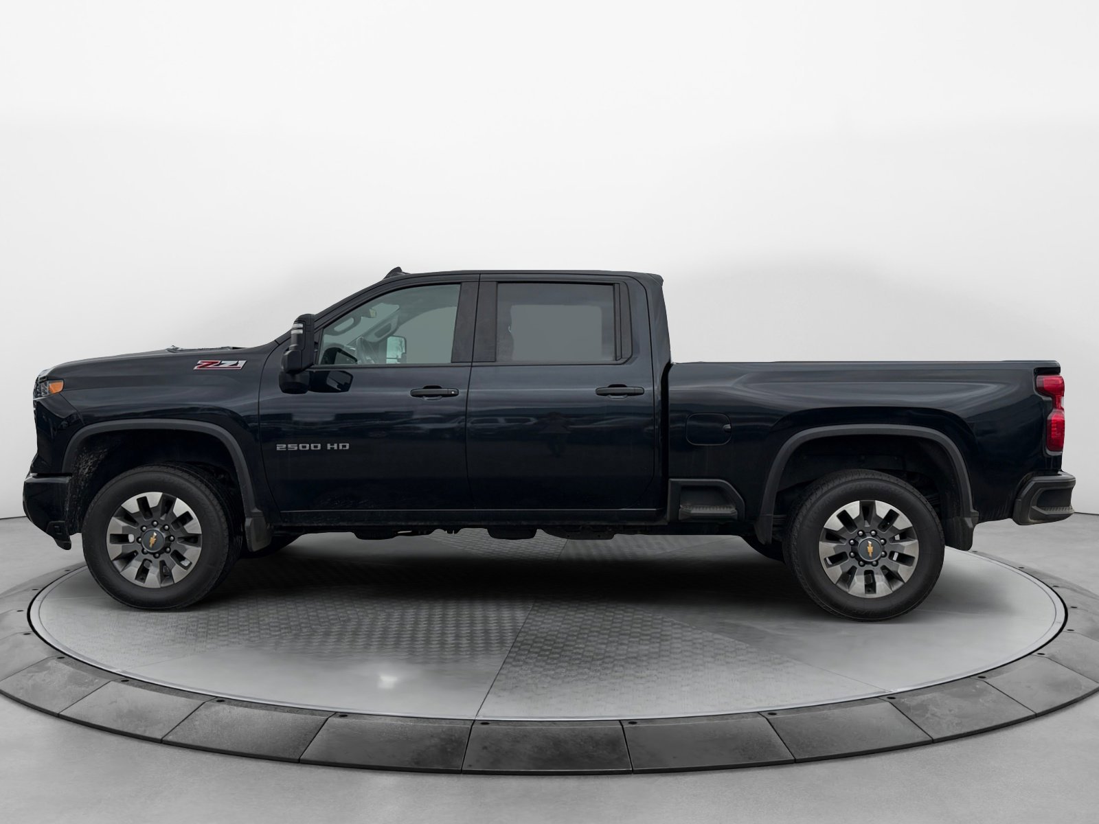 Used 2024 Chevrolet Silverado 2500 Custom w/ Custom Value Package image 3