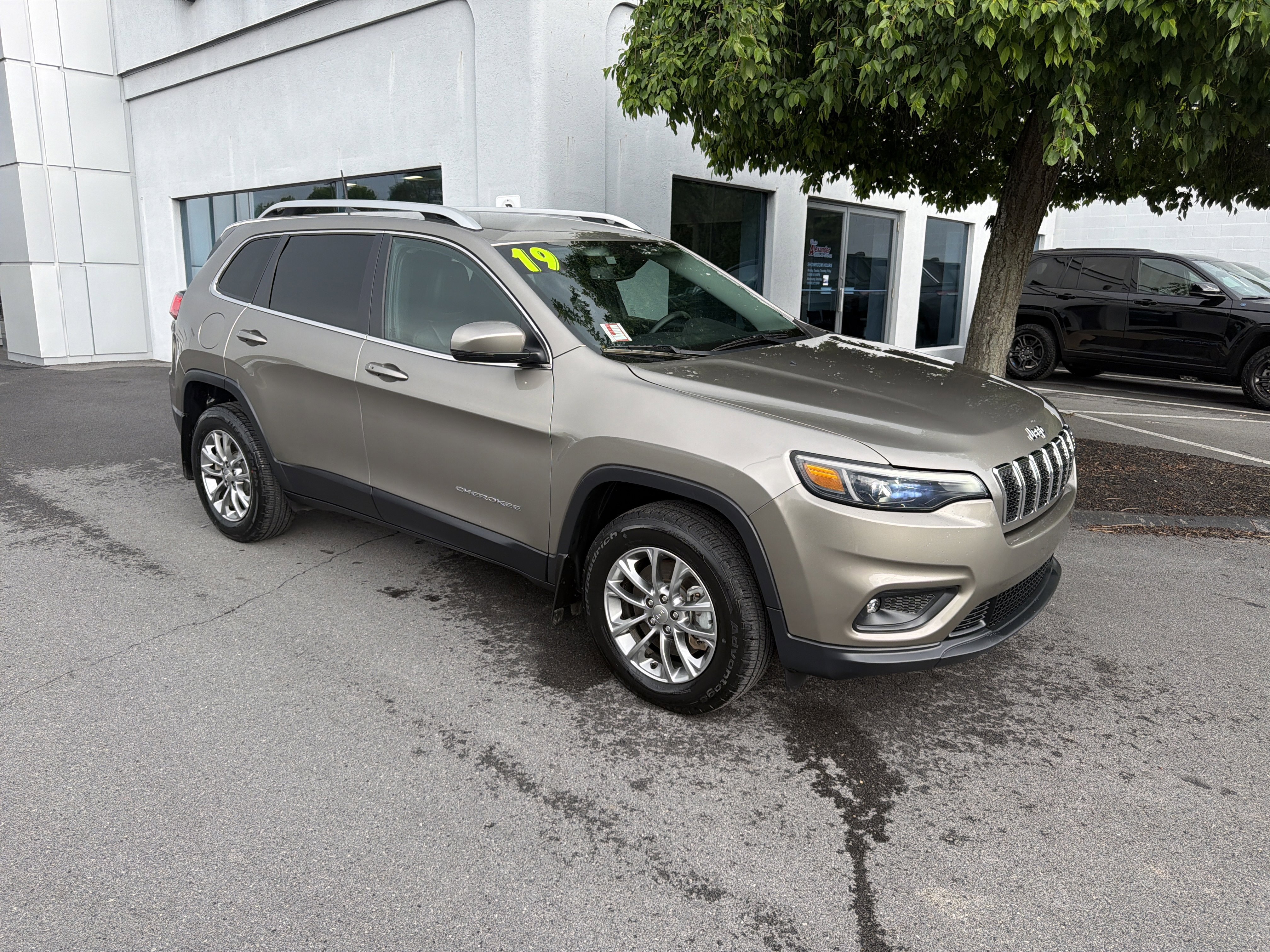 Used 2019 Jeep Cherokee Latitude Plus w/ Comfort/Convenience Group AWD/4WD image 1