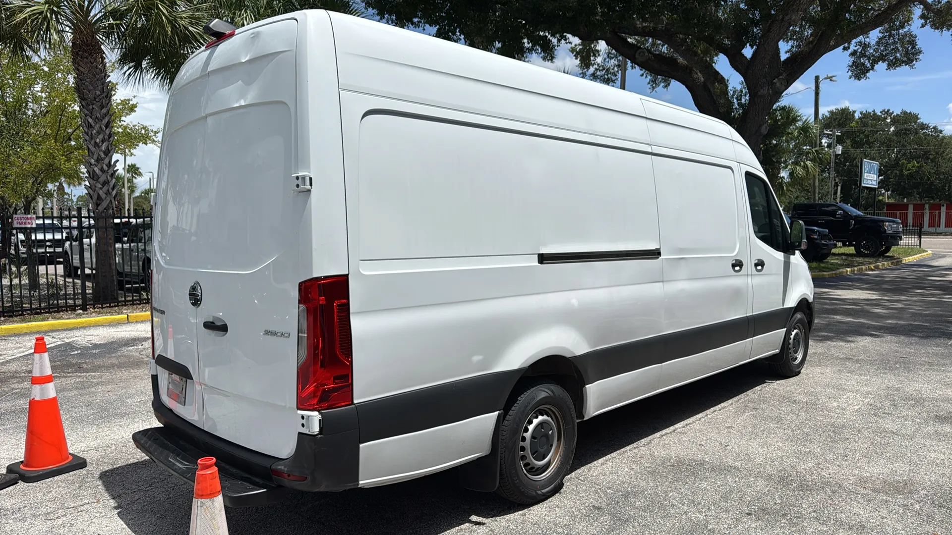 Used 2021 Freightliner Sprinter 2500 RWD image 5