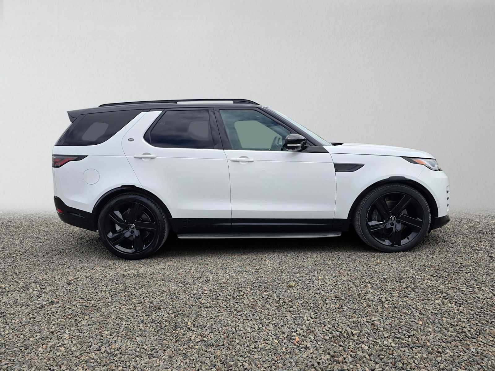 Used 2025 Land Rover Discovery Dynamic SE AWD/4WD image 2