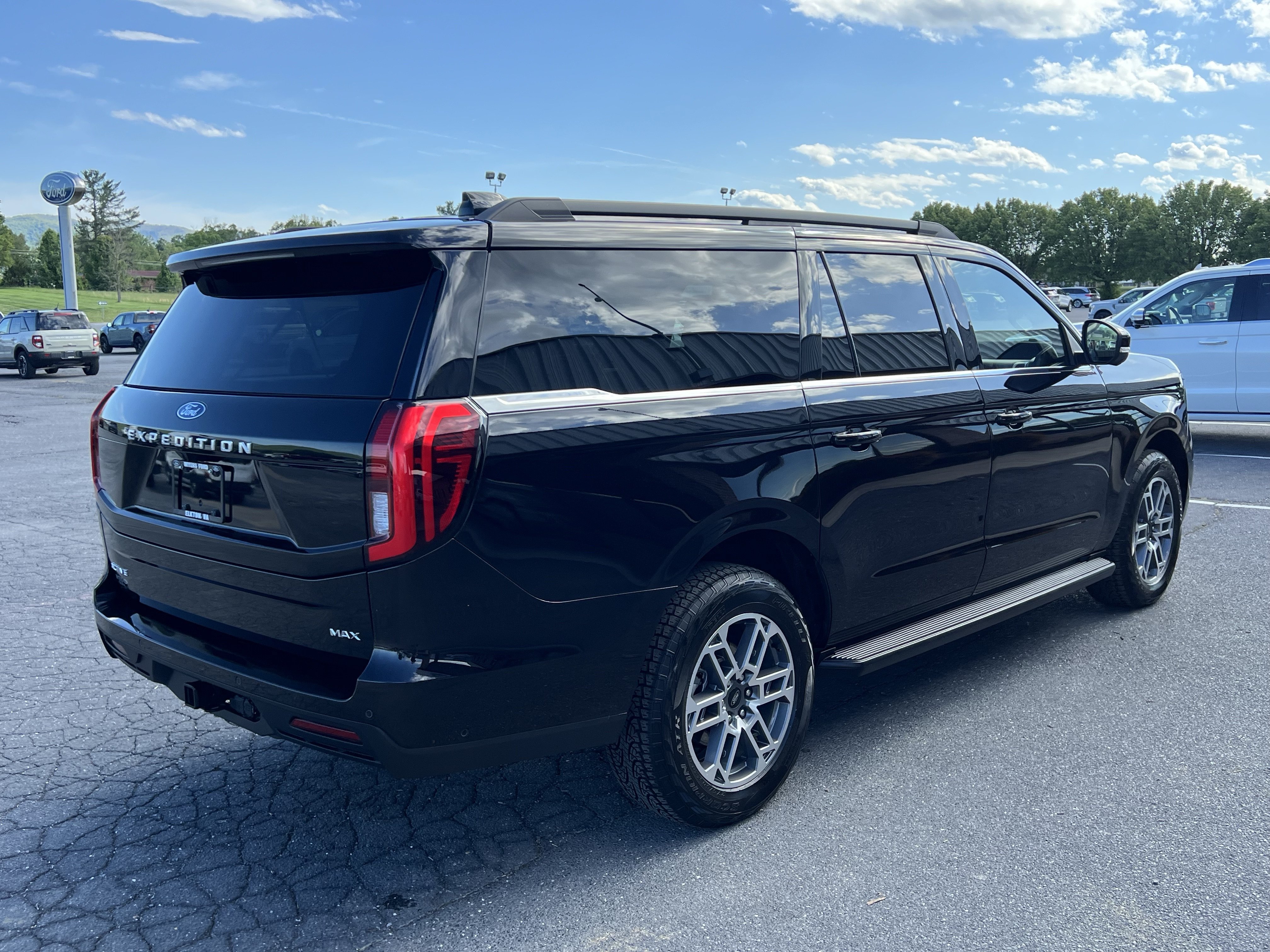 Used 2025 Ford Expedition Max Active AWD/4WD image 5