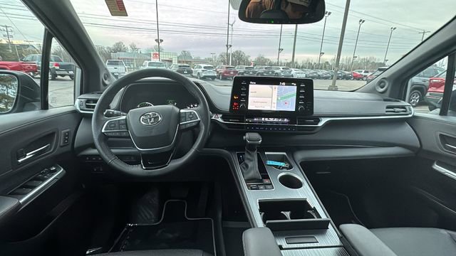 Used 2023 Toyota Sienna XSE image 8