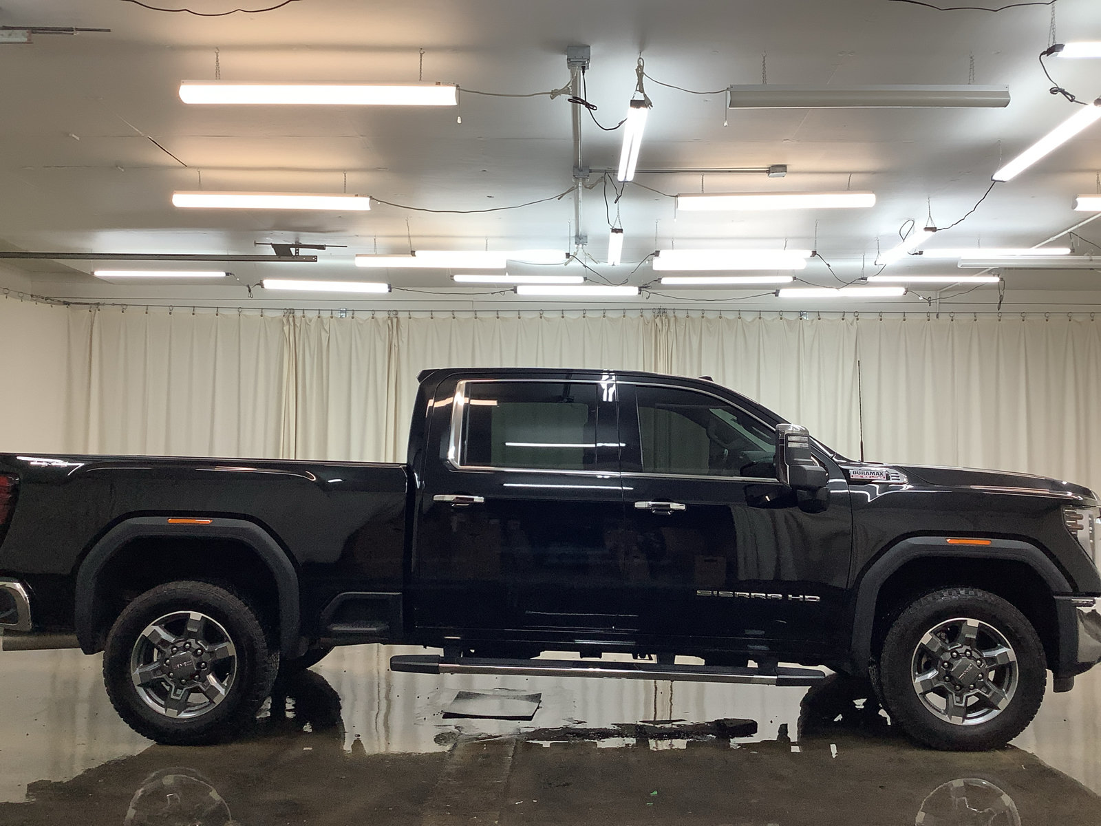 Used 2025 GMC Sierra 2500 SLT w/ SLT Premium Package AWD/4WD image 4