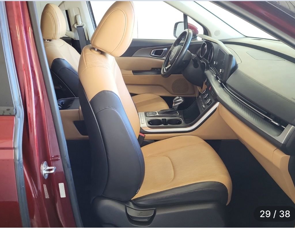 Used 2022 Kia Carnival LX image 3