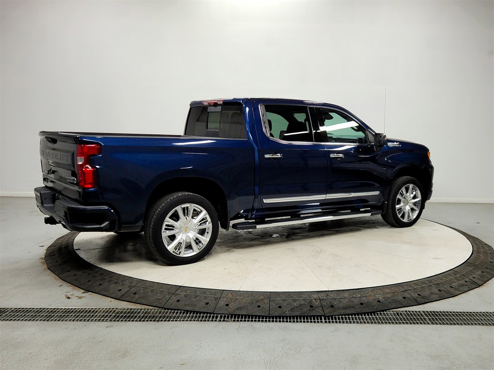 Used 2023 Chevrolet Silverado 1500 High Country w/ Technology Package image 7