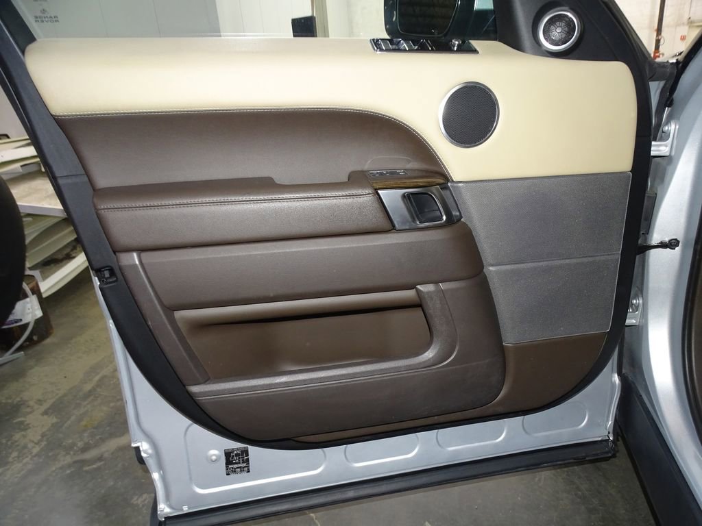 Used 2018 Land Rover Range Rover Sport SE image 17