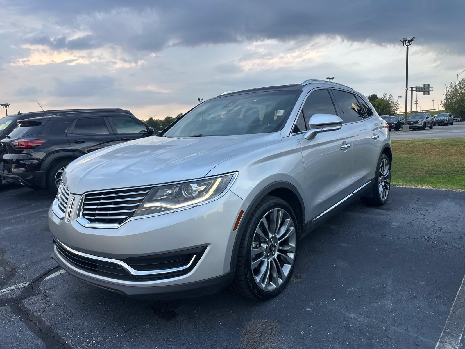 Used 2017 Lincoln MKX Reserve w/ Driver Assistance Package FWD image 1