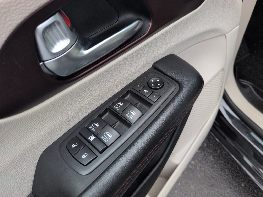 Used 2020 Chrysler Pacifica Limited FWD image 11