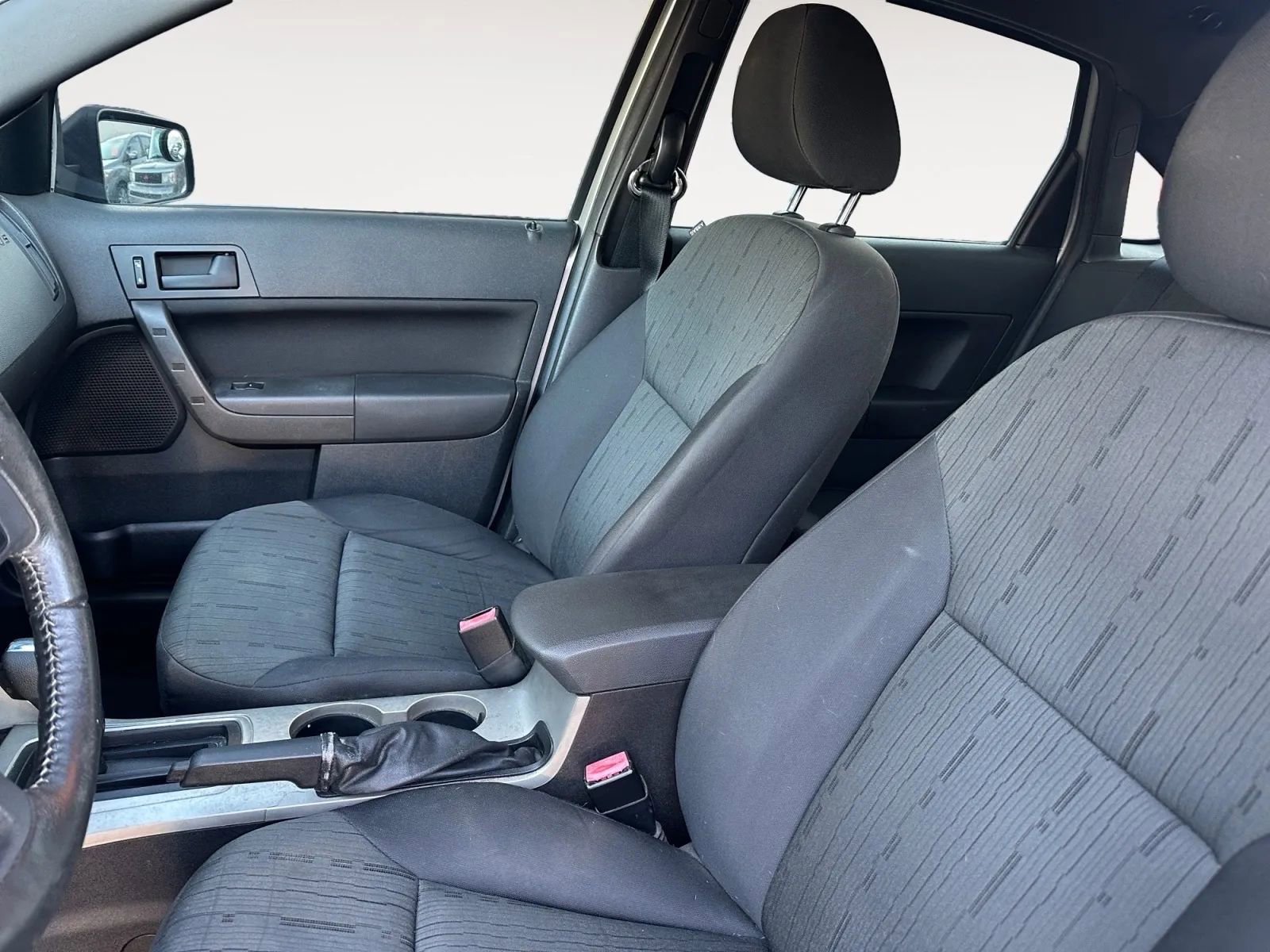 Used 2010 Ford Focus SE image 10