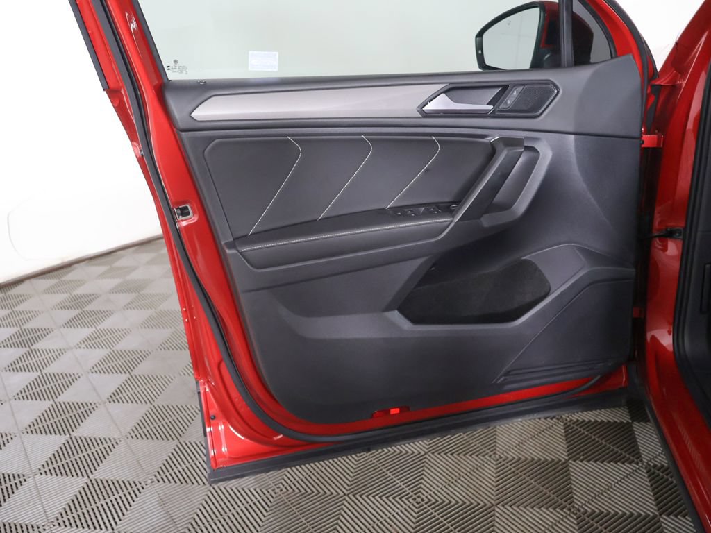 Used 2023 Volkswagen Tiguan SE w/ Panoramic Sunroof Package FWD image 25