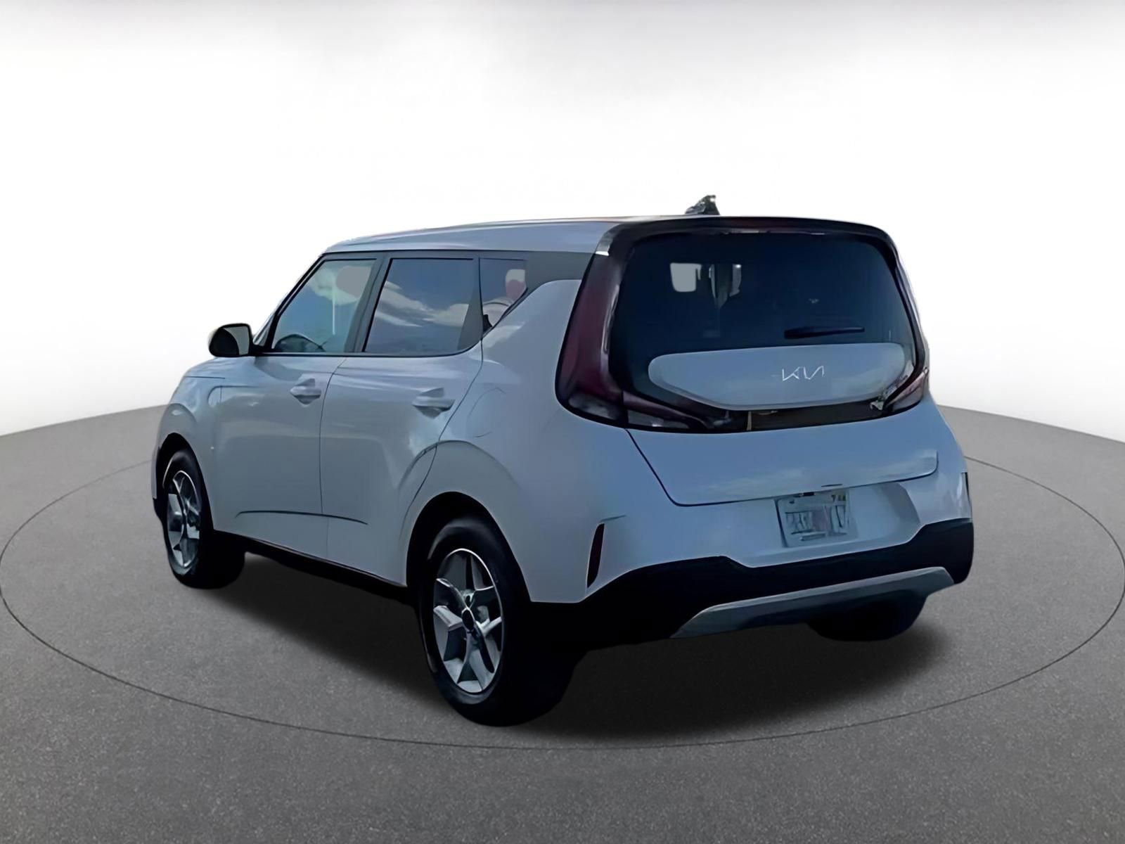 Used 2025 Kia Soul LX w/ LX Technology Package FWD image 10