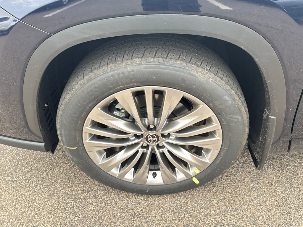 New 2026 Toyota Highlander Platinum image 17