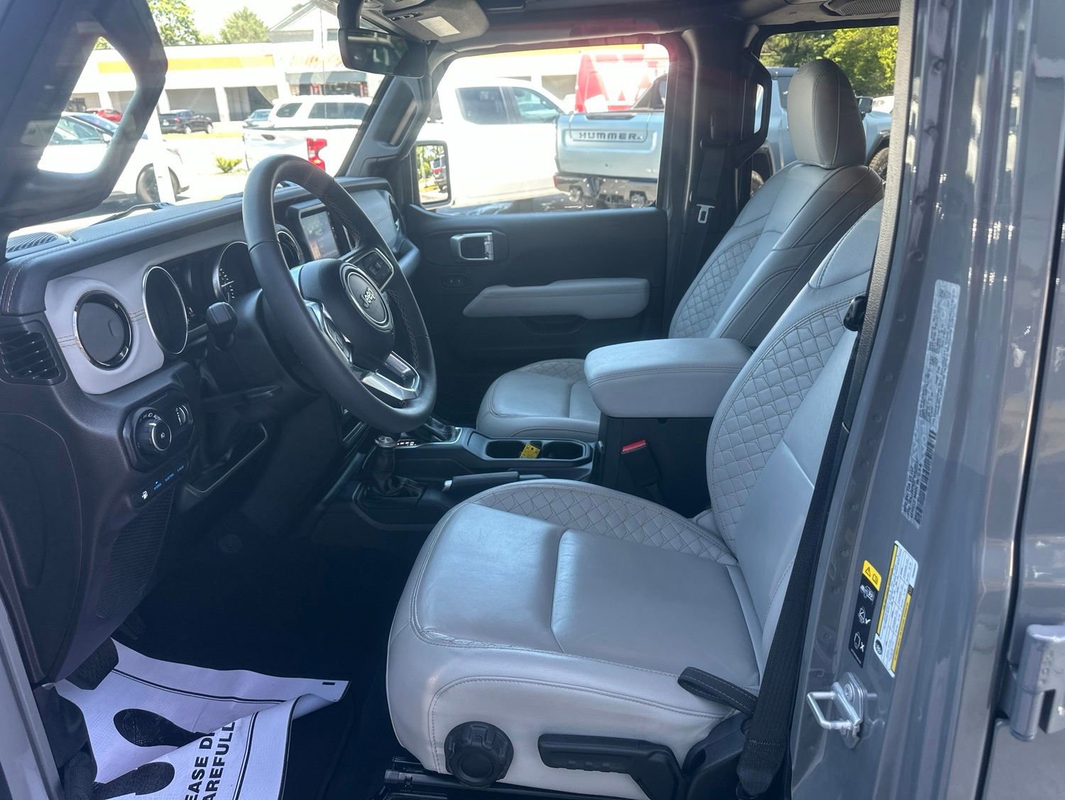 Used 2023 Jeep Wrangler Unlimited Sahara AWD/4WD image 17