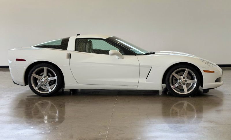 Used 2005 Chevrolet Corvette Coupe w/ Preferred Equipment Group RWD image 8