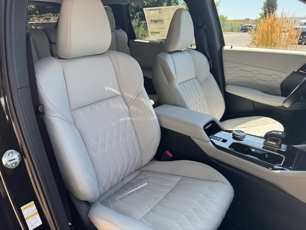 Used 2025 Mitsubishi Outlander AWD image 13