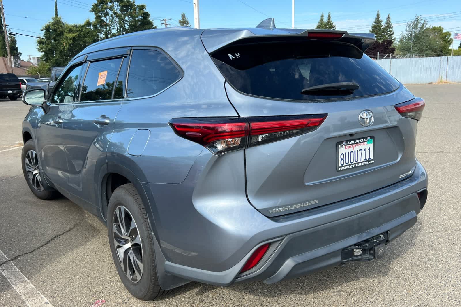 Used 2021 Toyota Highlander XLE AWD/4WD image 6