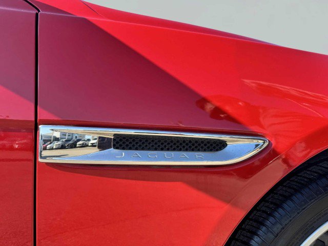 Used 2019 Jaguar XE Premium image 10