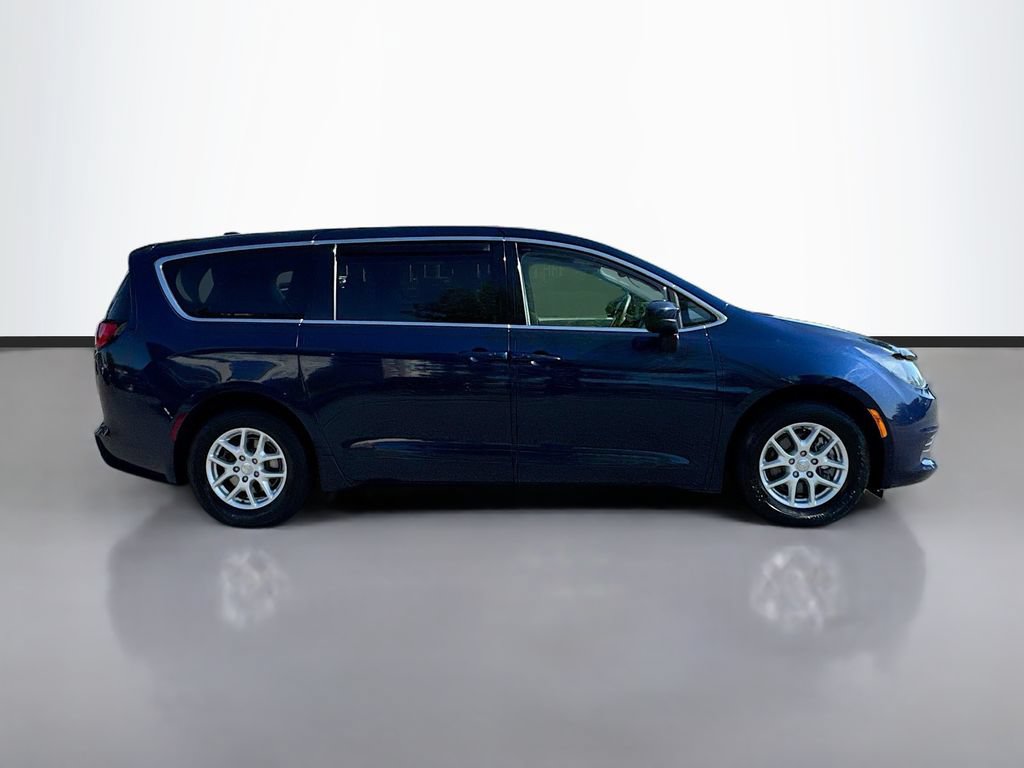 Used 2017 Chrysler Pacifica Touring FWD image 10