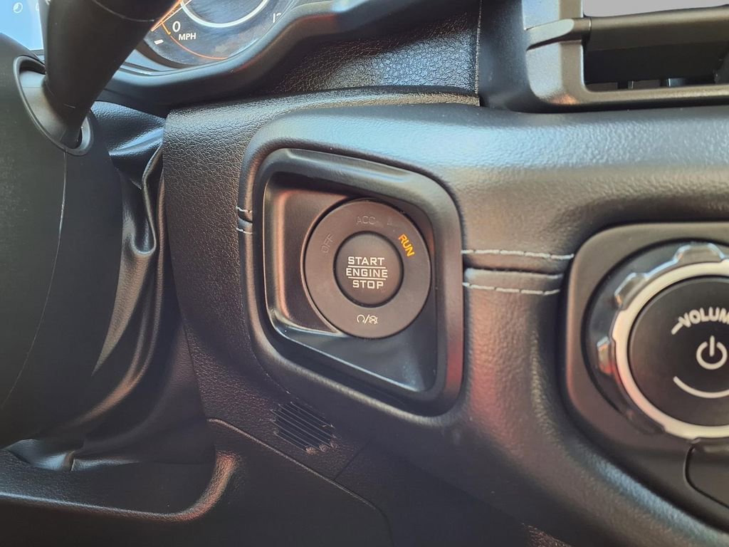 Used 2025 Jeep Wrangler Sahara image 8