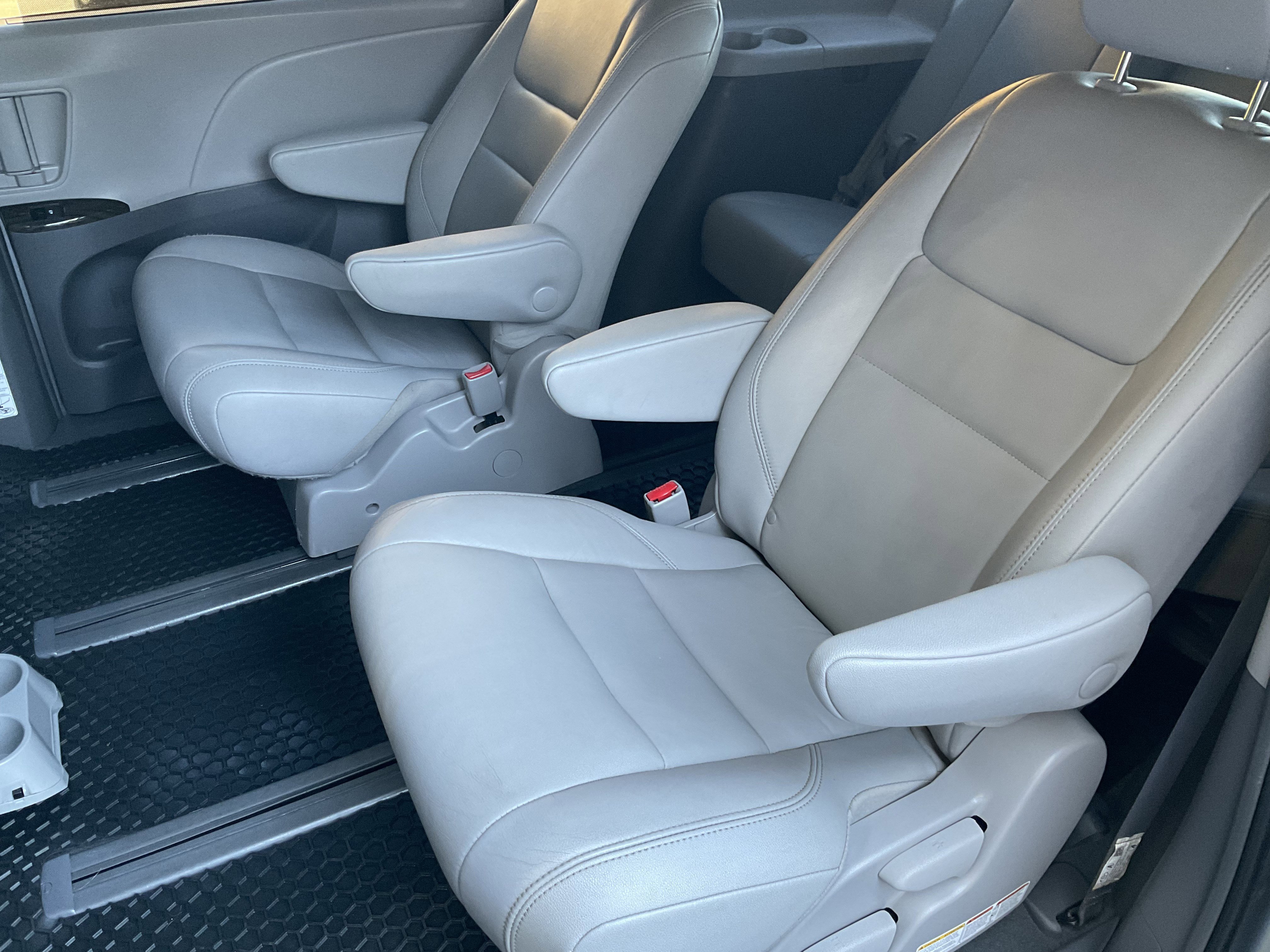 Used 2019 Toyota Sienna XLE w/ XLE Navigation Package AWD/4WD image 39
