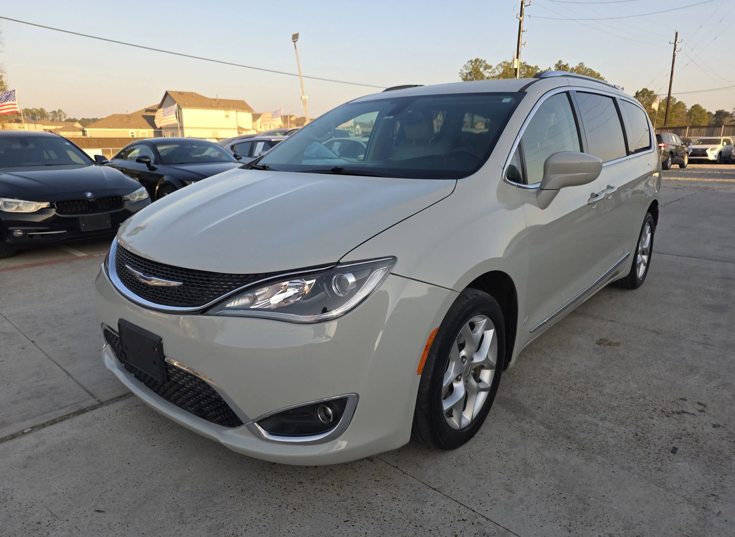 Used 2020 Chrysler Pacifica Touring-L Plus w/ Tire & Wheel Group image 3