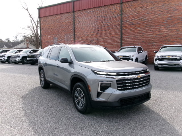 Used 2025 Chevrolet Traverse LT