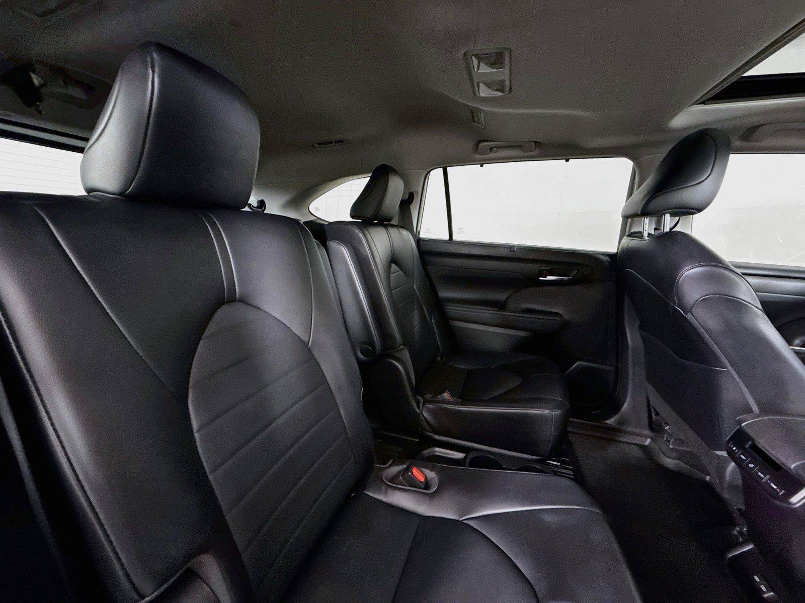 Used 2022 Toyota Highlander XLE FWD image 42