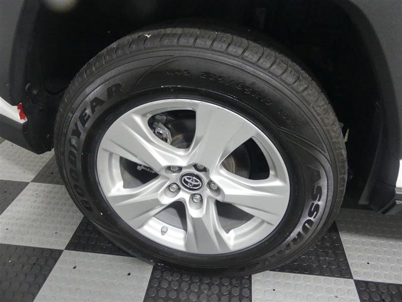 Used 2021 Toyota RAV4 LE image 16