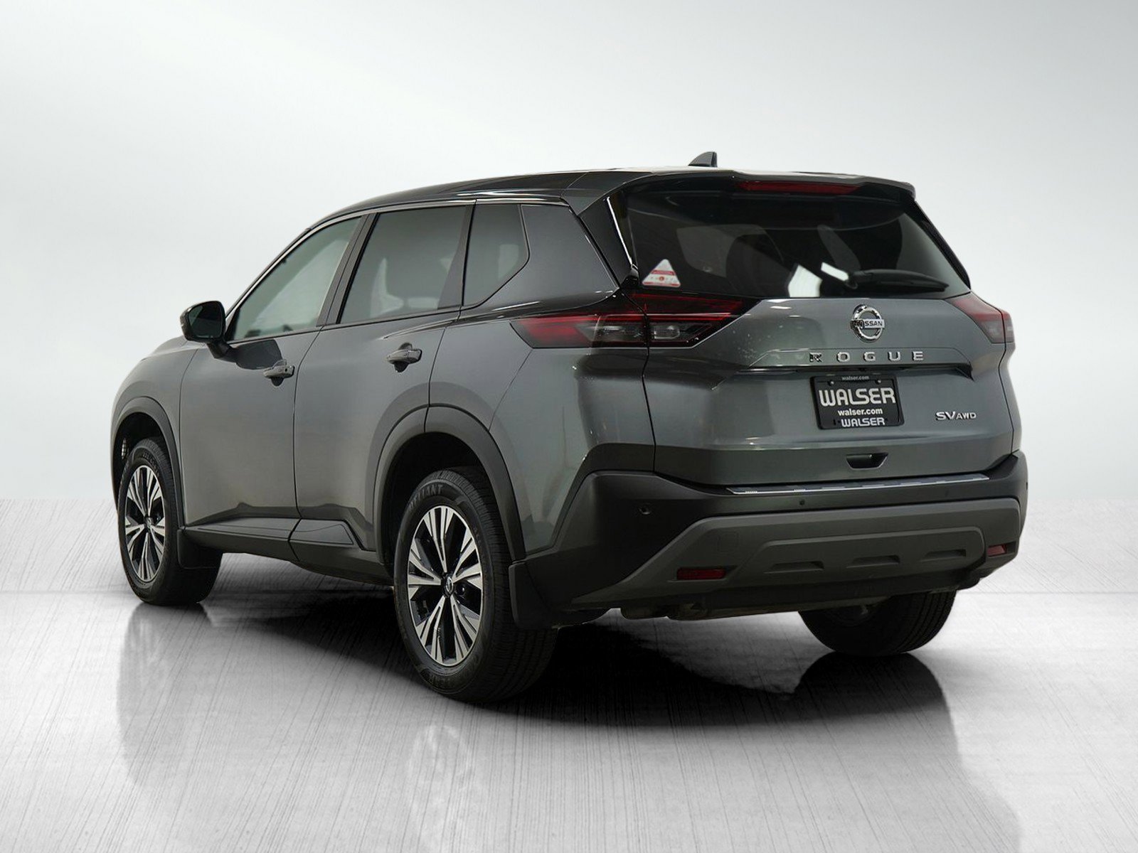 Used 2021 Nissan Rogue SV image 3
