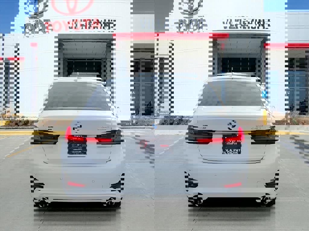 Used 2021 BMW 330i xDrive Sedan w/ Premium Package image 4