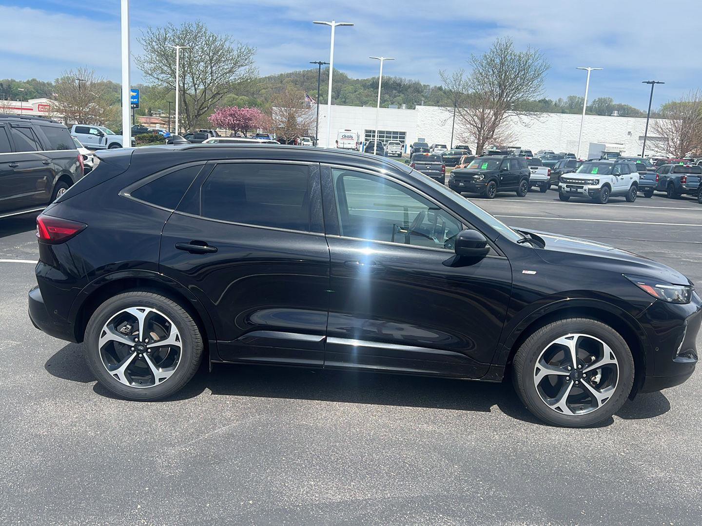 Used 2023 Ford Escape ST-Line Elite w/ Premium Technology Package AWD/4WD image 3