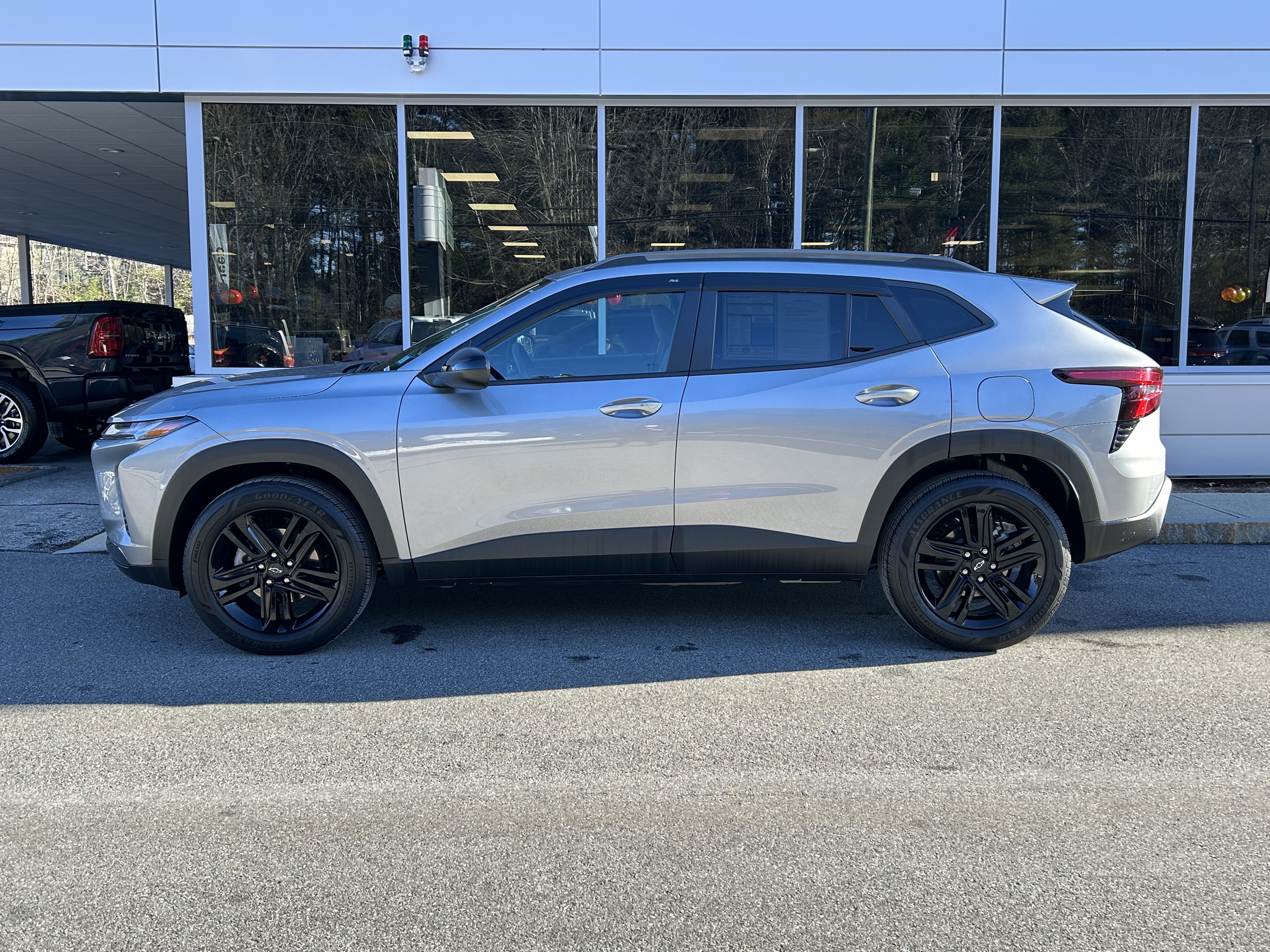 Used 2024 Chevrolet Trax ACTIV w/ Sunroof Package image 5