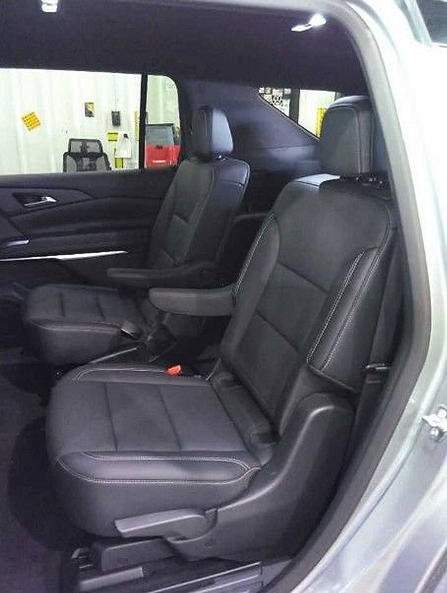 Used 2025 Chevrolet Traverse LT AWD/4WD image 16