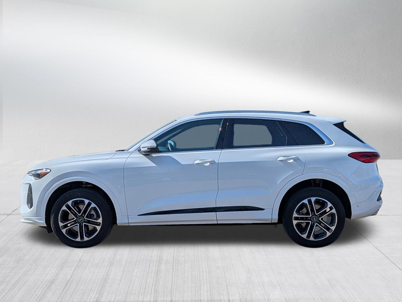 Certified 2025 Audi Q5 Premium w/ Convenience Package image 4